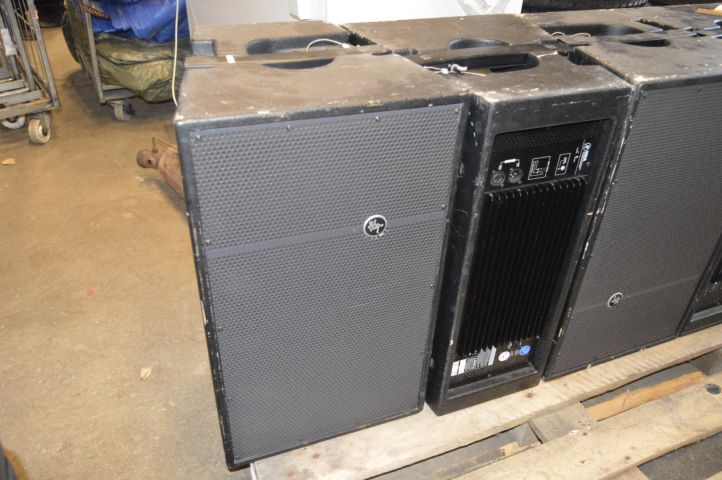 293992-2 A set of four Mackie HDA Line Array