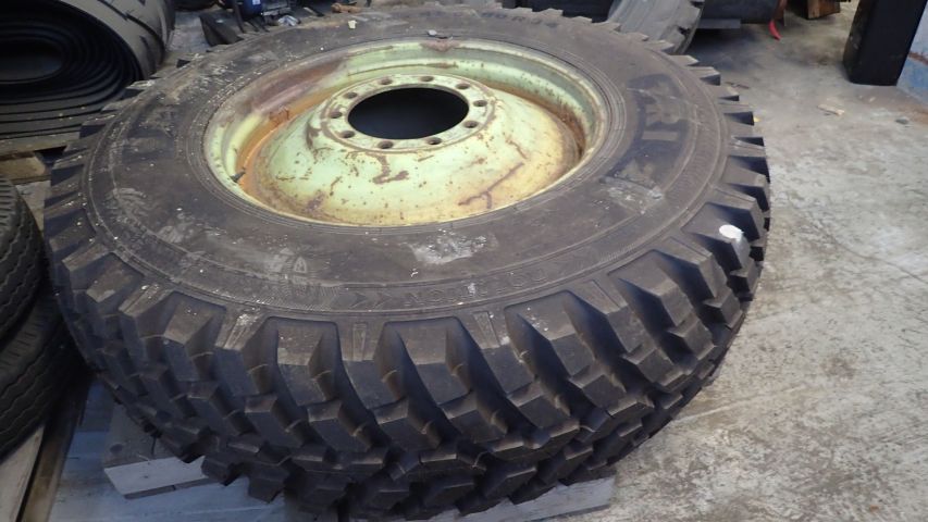 312047-2 1 st entreprenaddäck till MB Trac