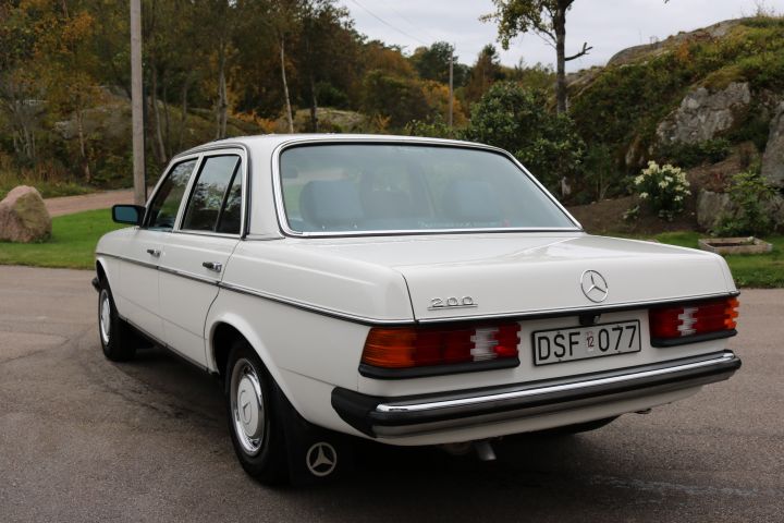 320980-4 Mercedes Benz 200 -85 (DSF077)