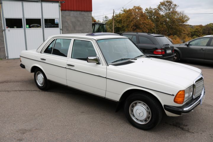 320980-7 Mercedes Benz 200 -85 (DSF077)