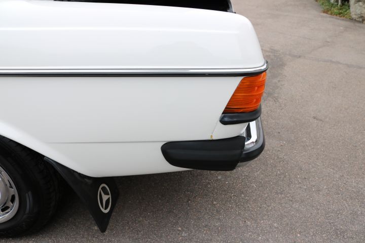 320980-17 Mercedes Benz 200 -85 (DSF077)