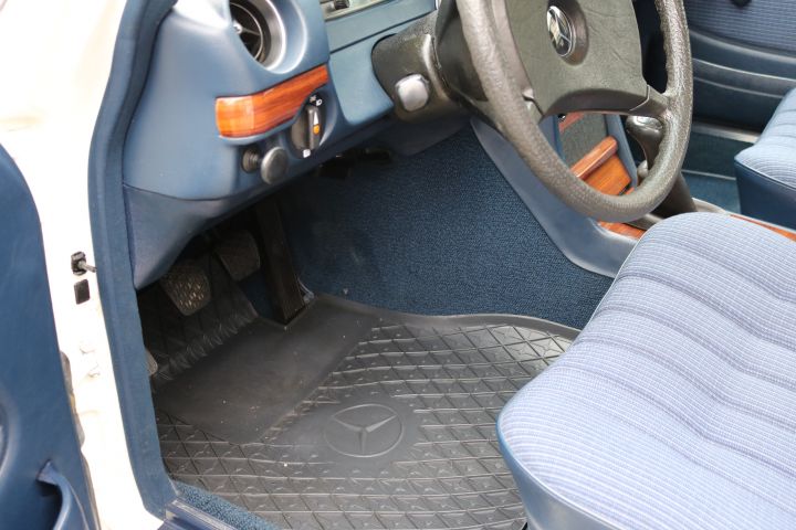 320980-20 Mercedes Benz 200 -85 (DSF077)