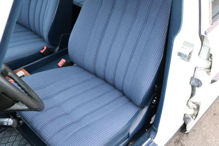 320980-21 Mercedes Benz 200 -85 (DSF077)