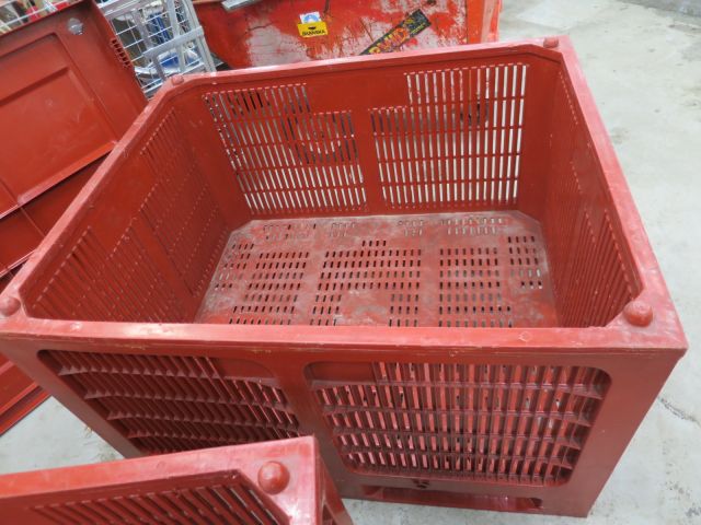 359891--3 2x plastic crates. Allibert