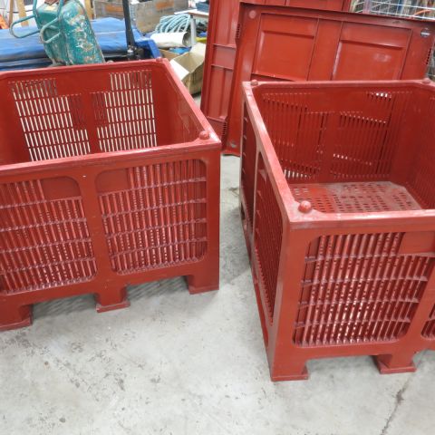 359895--9 2x plastic crates. Allibert