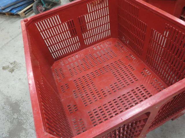 359895--8 2x plastic crates. Allibert