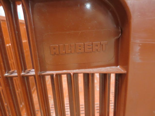 359895--6 2x plastic crates. Allibert