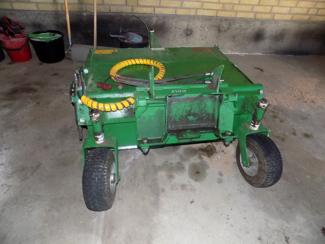 359902--81 Avant 220 with many accessories