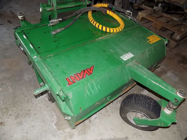 359902--77 Avant 220 with many accessories