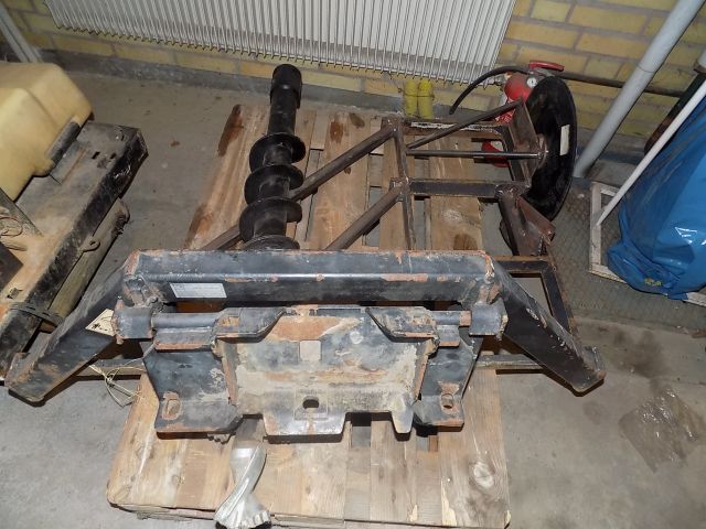 359902--67 Avant 220 with many accessories