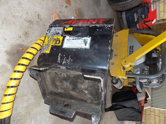 359902--61 Avant 220 with many accessories