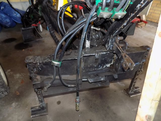 359902--46 Avant 220 with many accessories