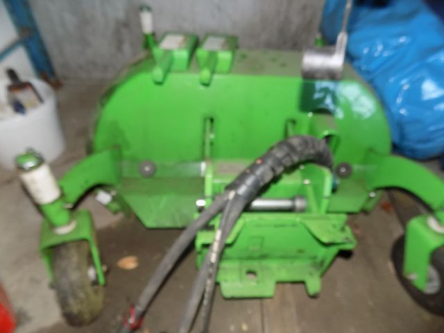 359902--34 Avant 220 with many accessories