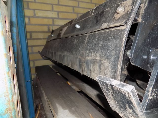 359902--25 Avant 220 with many accessories