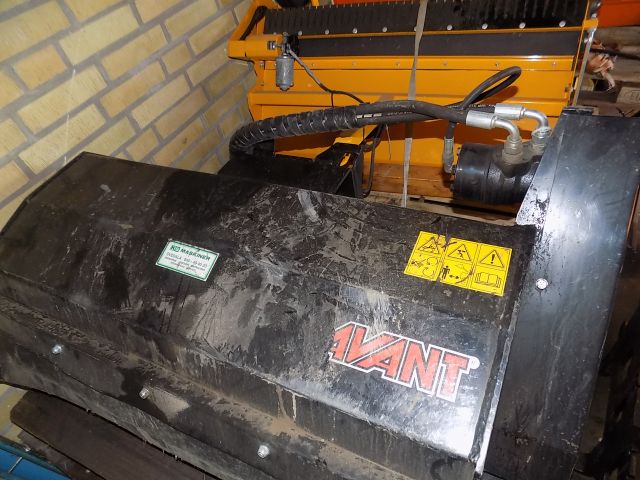 359902--24 Avant 220 with many accessories
