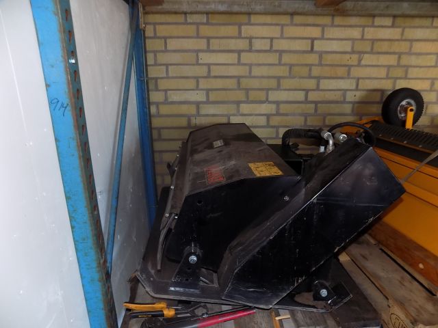 359902--22 Avant 220 with many accessories