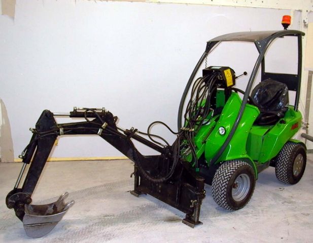 359902--105 Avant 220 with many accessories