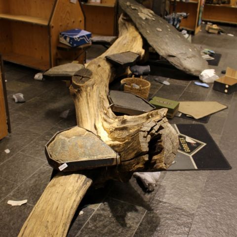 362440-1 Trädstam med sittplatser och Stor sten.