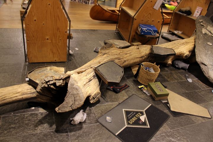 362440-2 Trädstam med sittplatser och Stor sten.