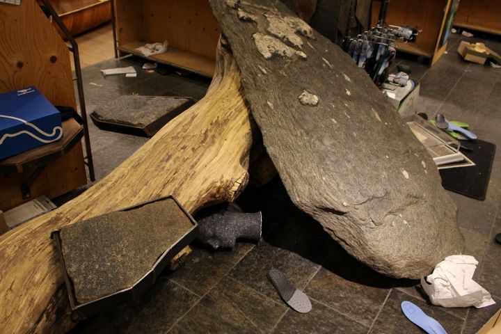 362440-3 Trädstam med sittplatser och Stor sten.