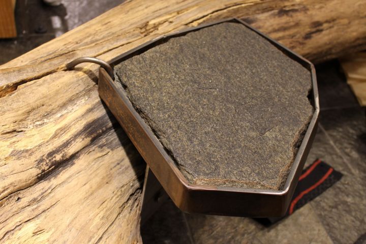 362440-4 Trädstam med sittplatser och Stor sten.