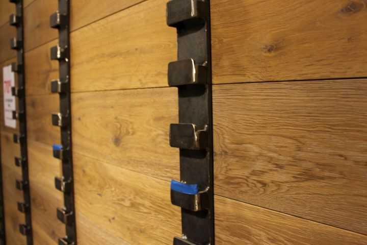 362446-2 Väggkonsoler i gjutjärn för upphängning av varor, 28 st.