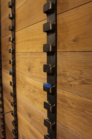 362446-3 Väggkonsoler i gjutjärn för upphängning av varor, 28 st.