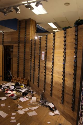 362446-4 Väggkonsoler i gjutjärn för upphängning av varor, 28 st.