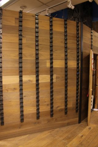 362446-5 Väggkonsoler i gjutjärn för upphängning av varor, 28 st.