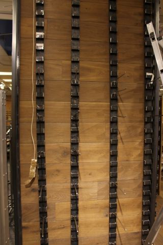 362446-6 Väggkonsoler i gjutjärn för upphängning av varor, 28 st.