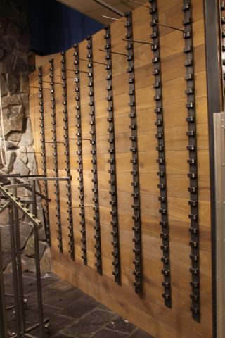 362446-7 Väggkonsoler i gjutjärn för upphängning av varor, 28 st.