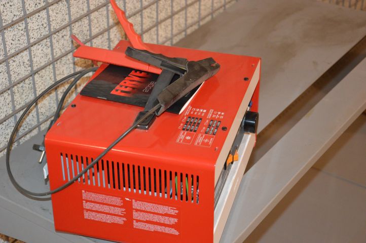 363232-3 Batteriladdare Ferve F-812