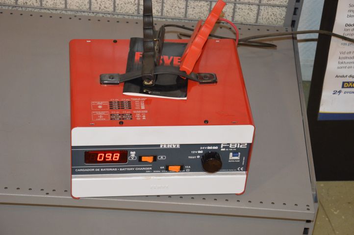 363232-4 Batteriladdare Ferve F-812