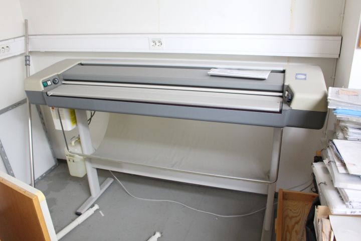 343205-1 Older electronics and utensils