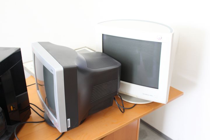 343205-3 Older electronics and utensils