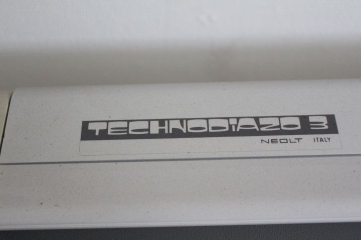 343205-2 Older electronics and utensils