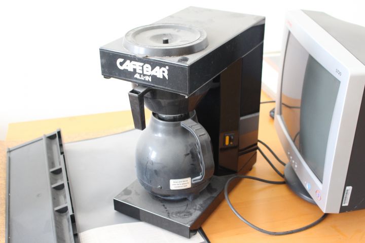 343205-3 Older electronics and utensils