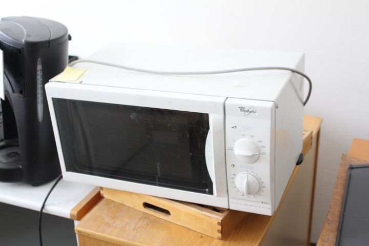 343205-4 Older electronics and utensils