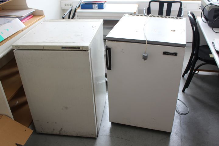 343205-5 Older electronics and utensils