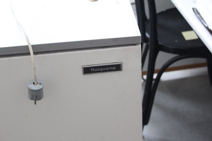 343205-5 Older electronics and utensils