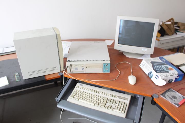 343205-7 Older electronics and utensils
