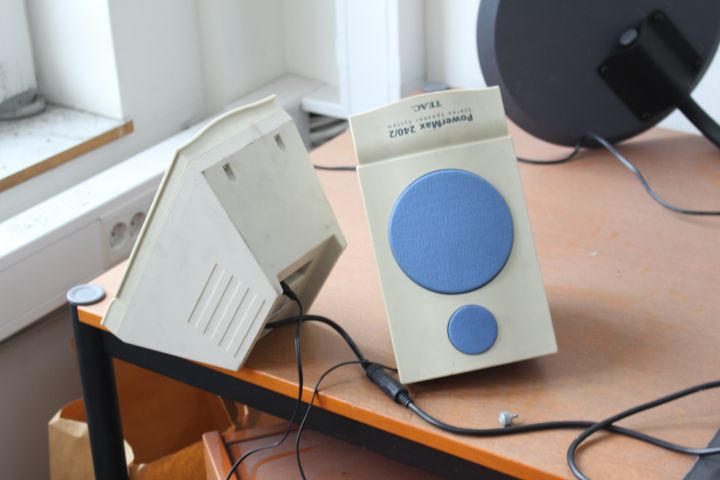 343205-7 Older electronics and utensils