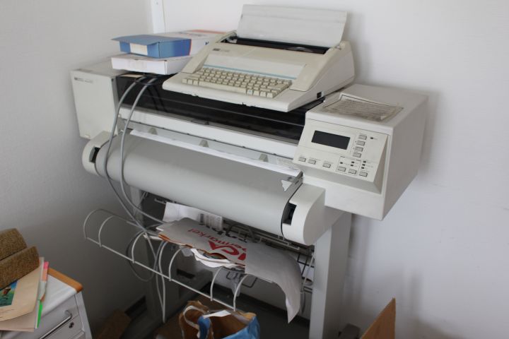 343205-8 Older electronics and utensils