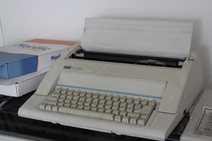 343205-8 Older electronics and utensils