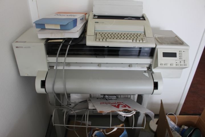 343205-9 Older electronics and utensils