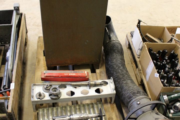 362825--3 Verktygsskåp, slang till svetsutsug, verktygshållare