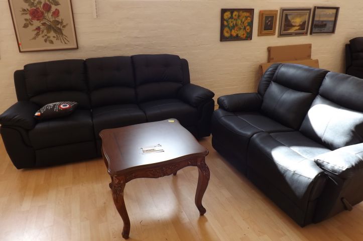 364528-0 Soffgrupp i läder med utfällbart fotstöd + bord