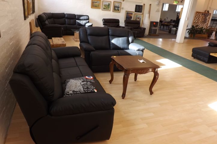 364528-1 Soffgrupp i läder med utfällbart fotstöd + bord