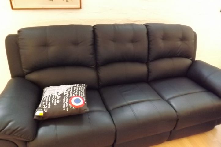 364528-1 Soffgrupp i läder med utfällbart fotstöd + bord