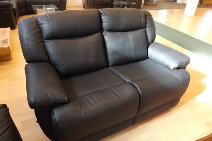 364528-2 Soffgrupp i läder med utfällbart fotstöd + bord